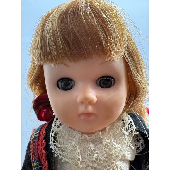 Vintage Scottish Girl in Kilt 7 1/2" Doll with Sleepy Eyes and Blond Hair - Picture 2 of 8